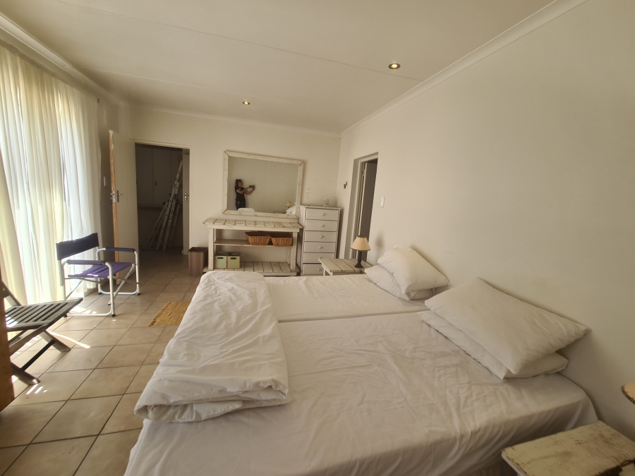 To Let 4 Bedroom Property for Rent in Vleesbaai Western Cape